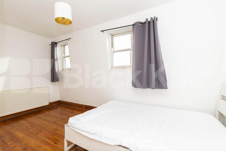 Top floor 3 bedroom property with roof terrace located close to Northern Line Davenant Road, Archway